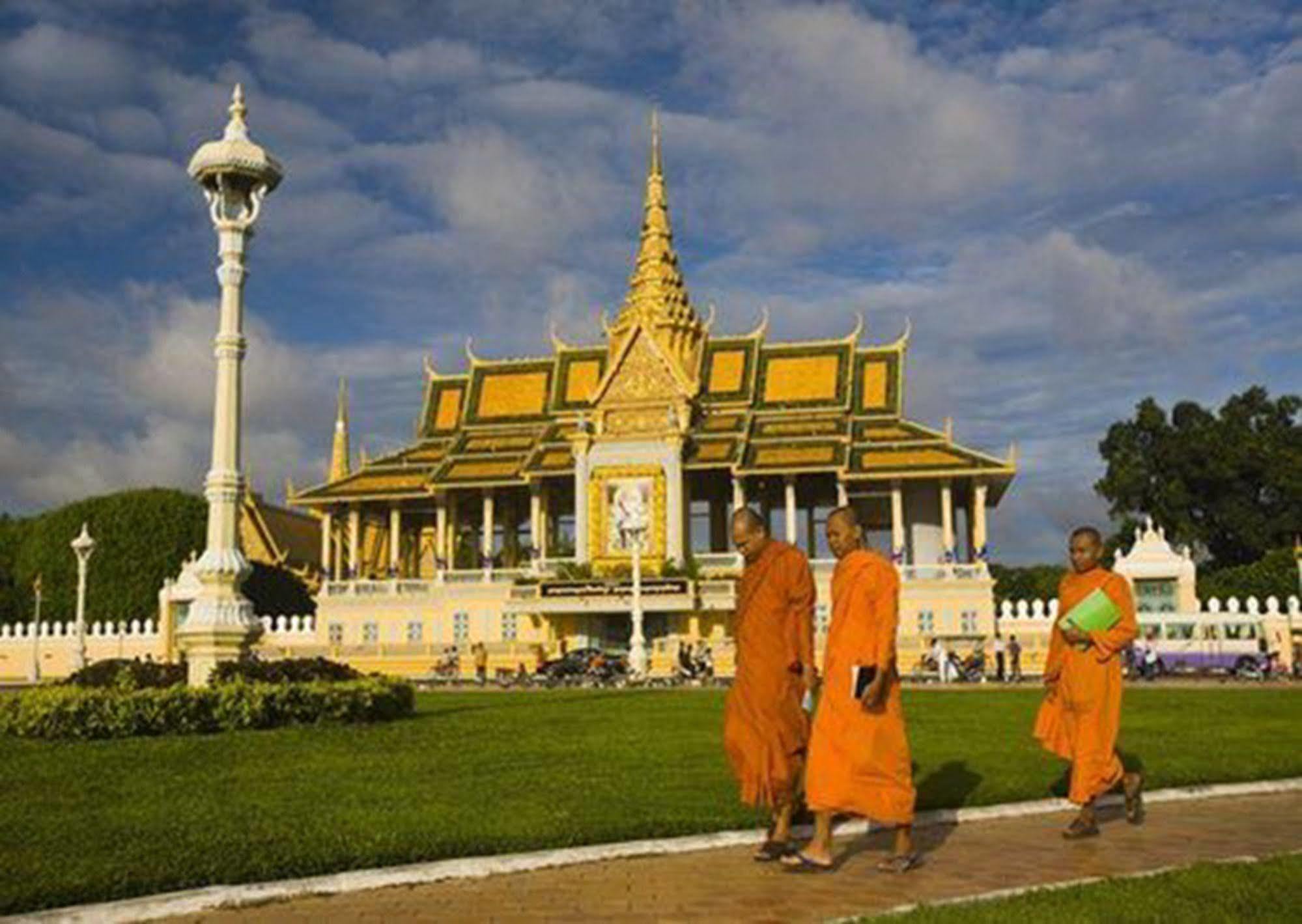 Riverside Backpackers Phnom Penh Exterior photo