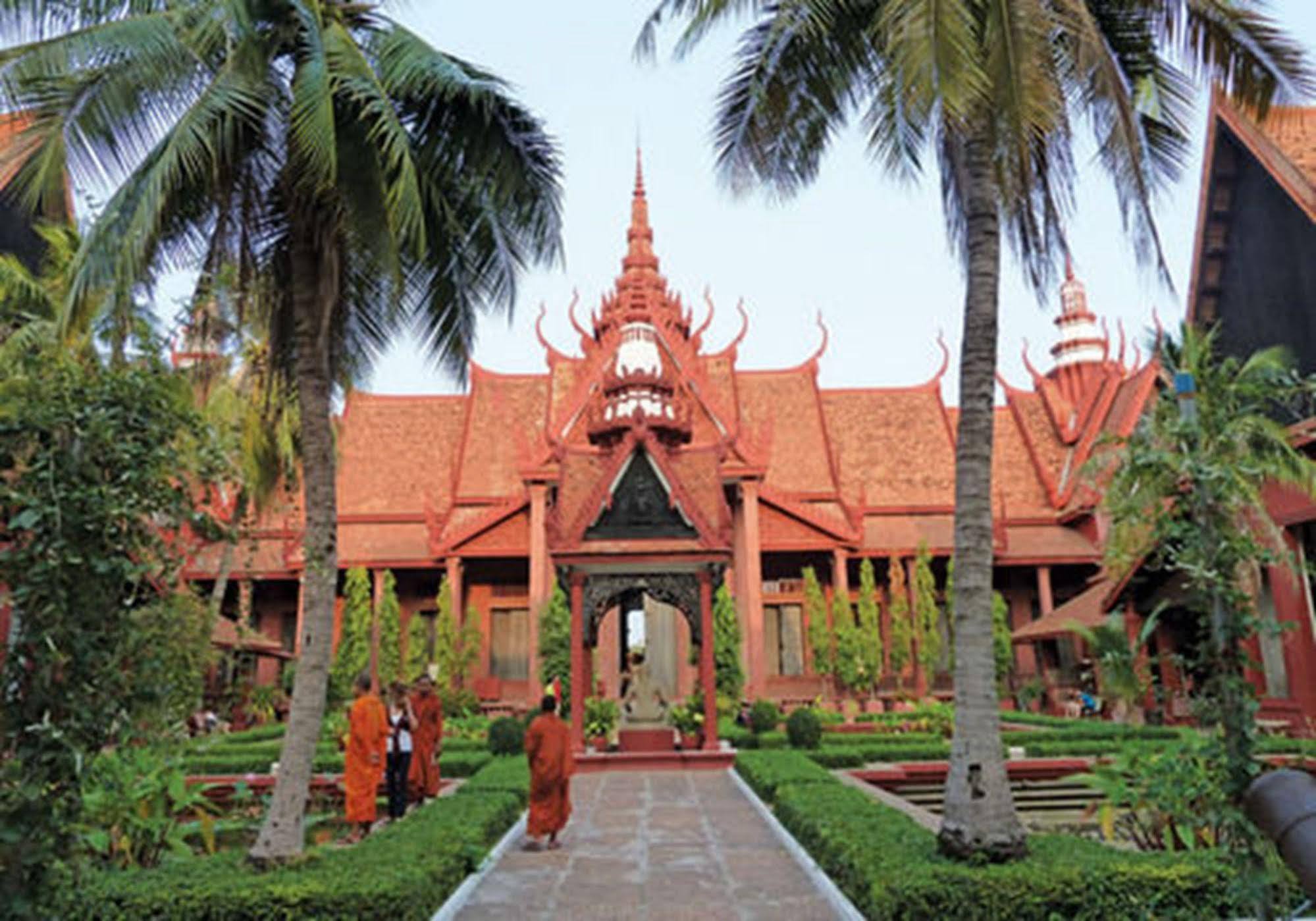 Riverside Backpackers Phnom Penh Exterior photo