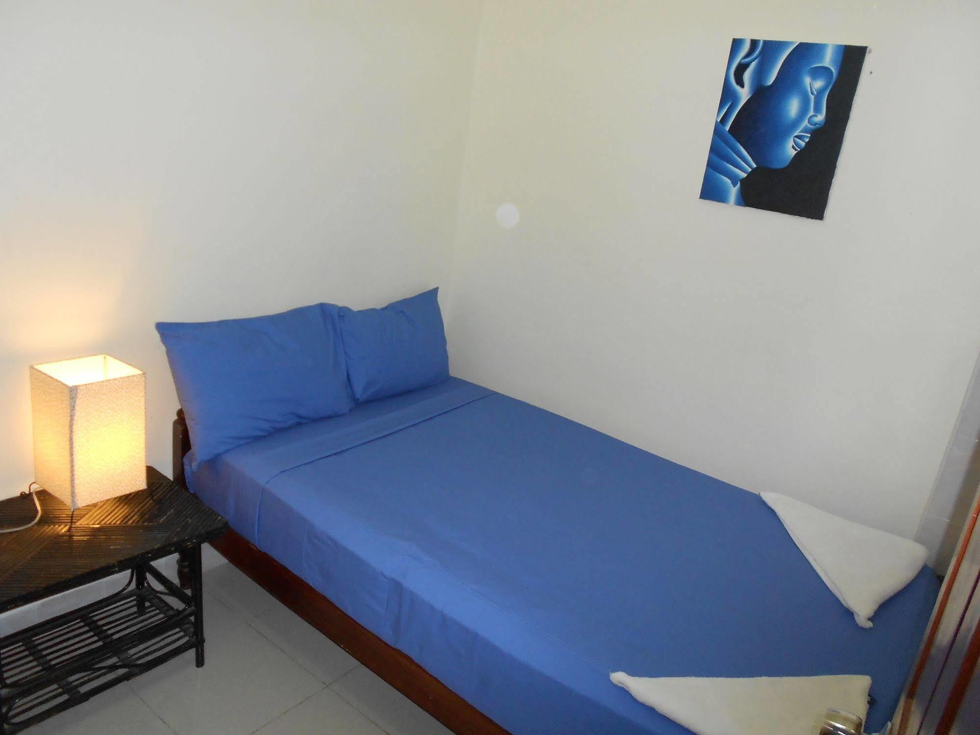 Riverside Backpackers Phnom Penh Exterior photo