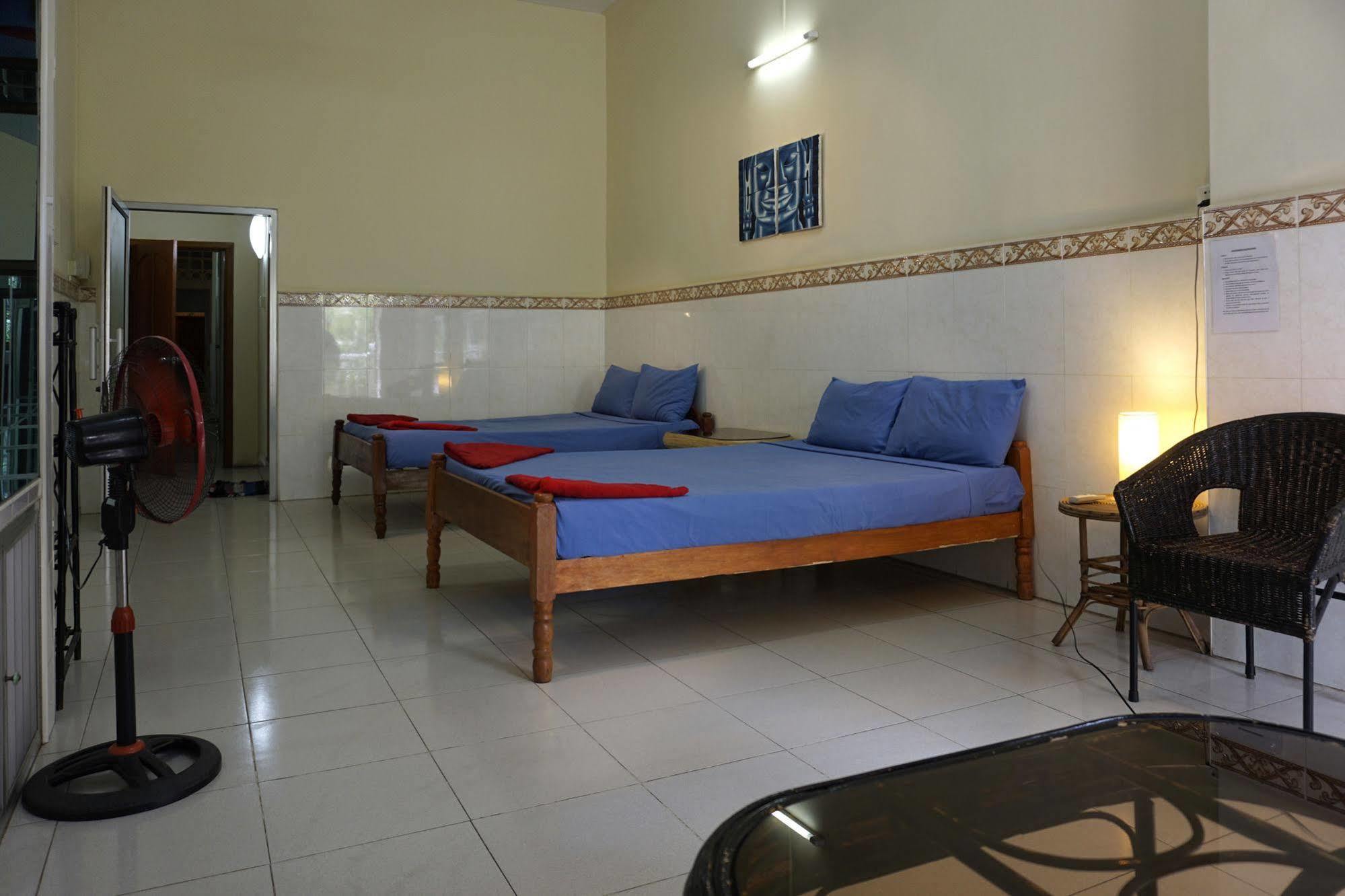 Riverside Backpackers Phnom Penh Exterior photo