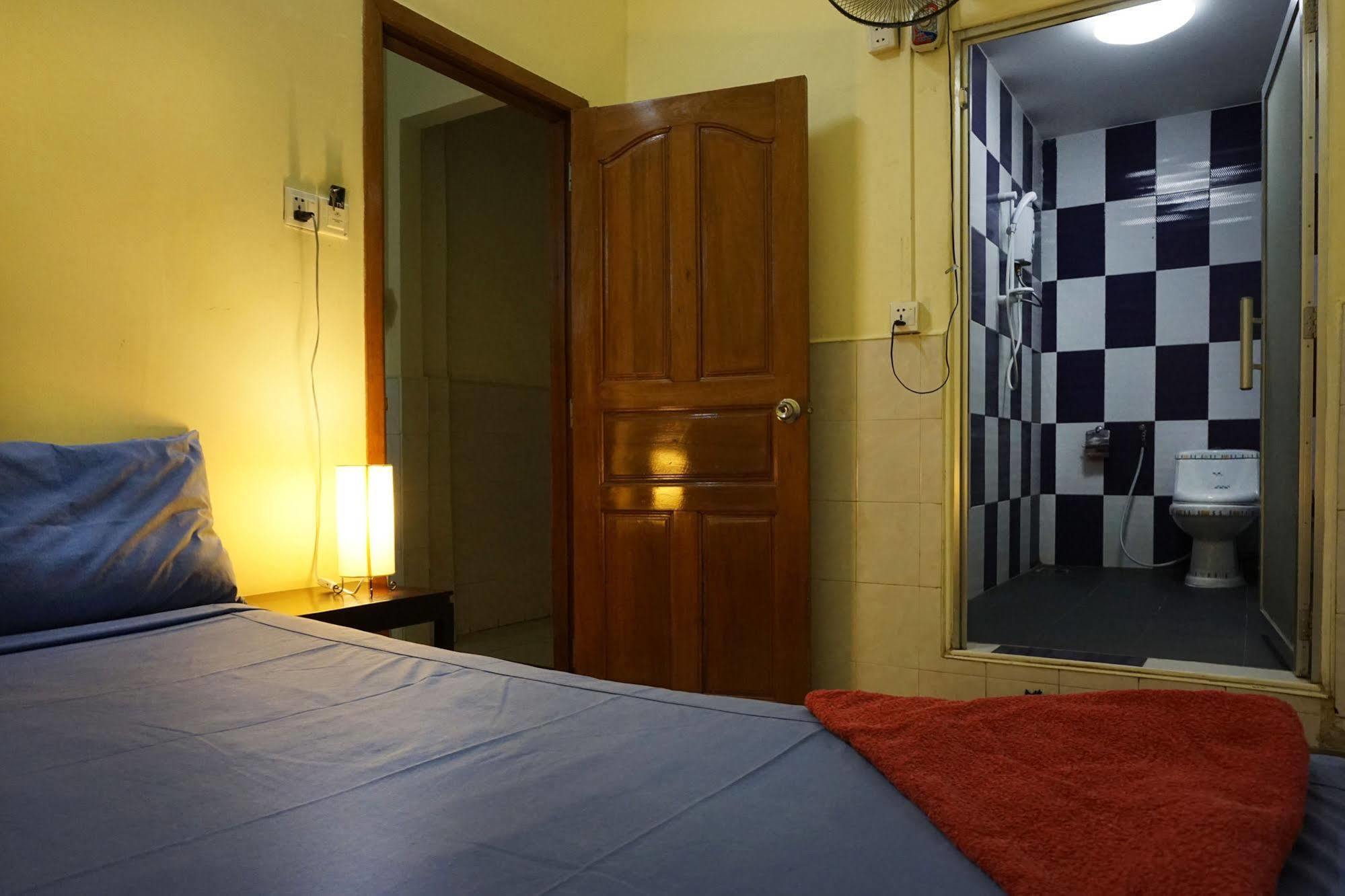 Riverside Backpackers Phnom Penh Exterior photo