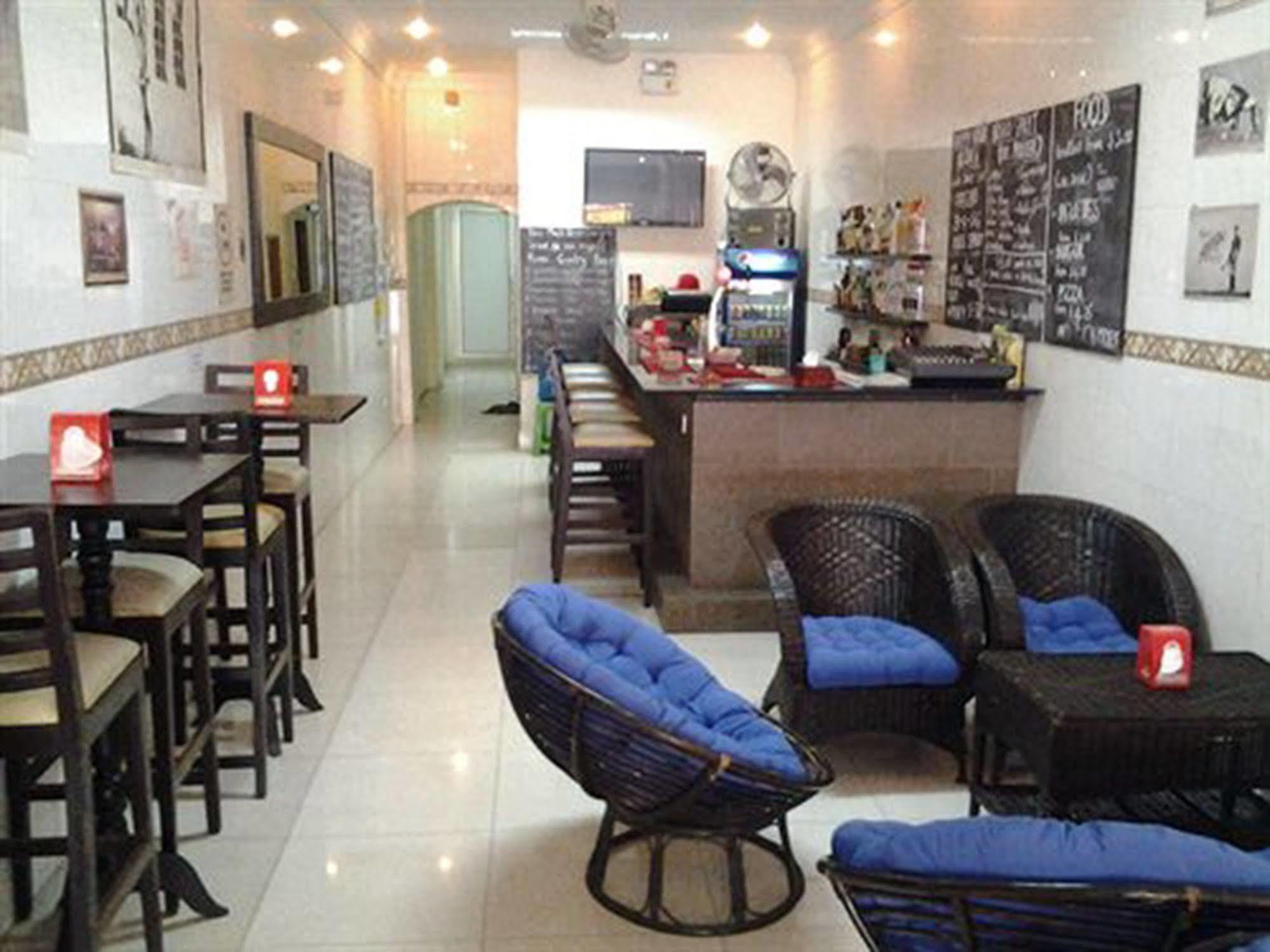 Riverside Backpackers Phnom Penh Exterior photo