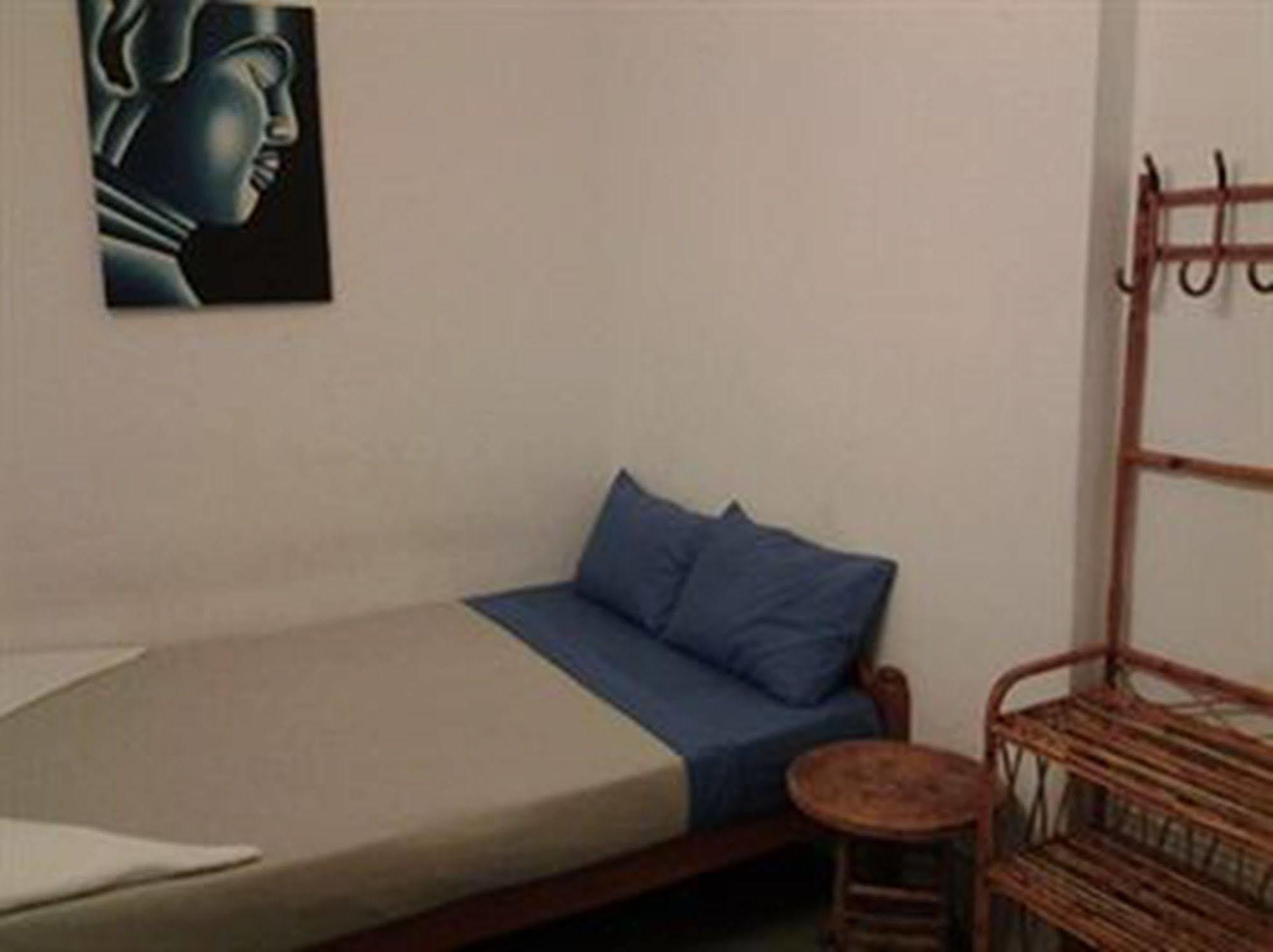 Riverside Backpackers Phnom Penh Exterior photo