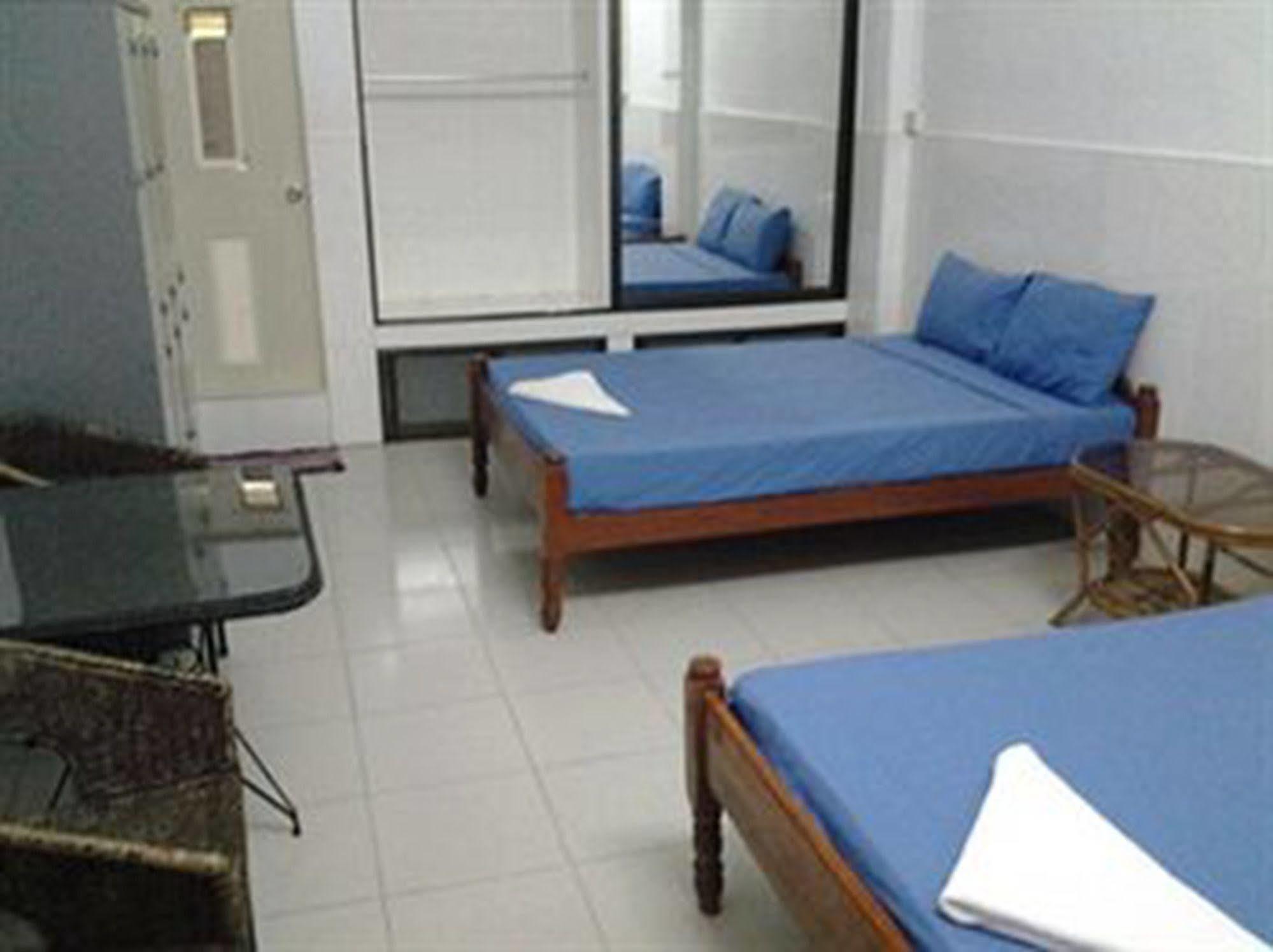 Riverside Backpackers Phnom Penh Exterior photo