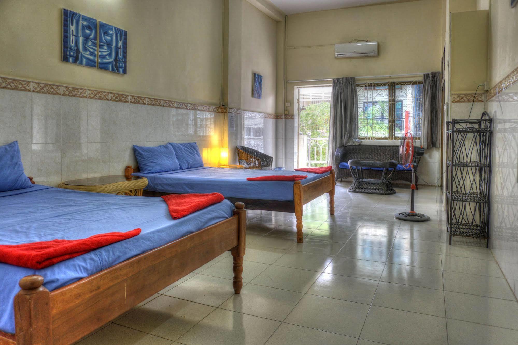 Riverside Backpackers Phnom Penh Exterior photo