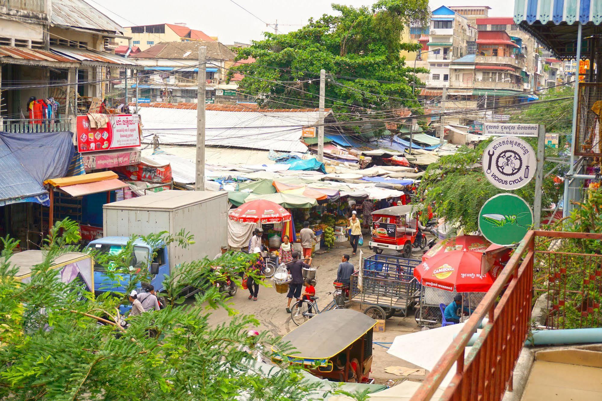 Riverside Backpackers Phnom Penh Exterior photo