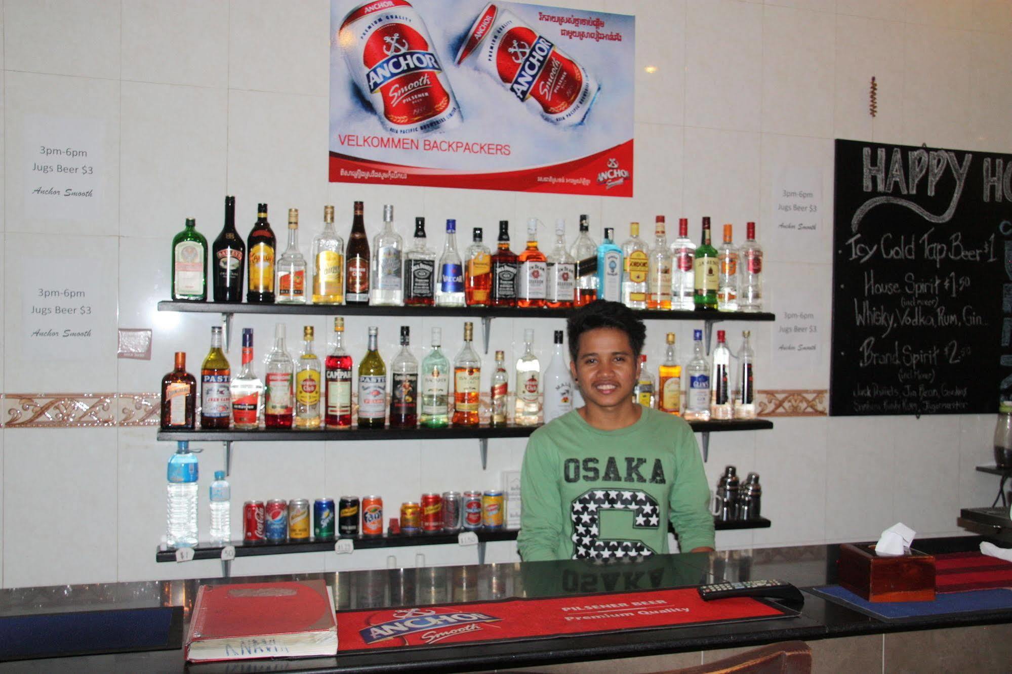 Riverside Backpackers Phnom Penh Exterior photo