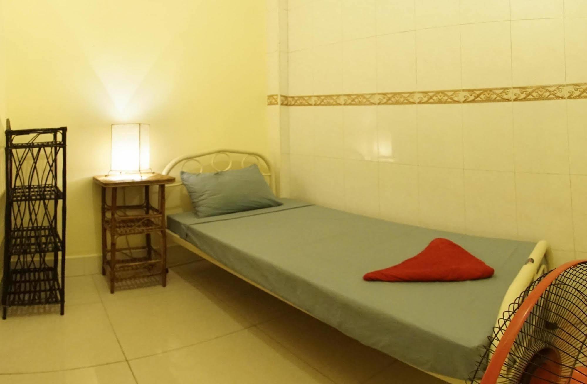 Riverside Backpackers Phnom Penh Exterior photo