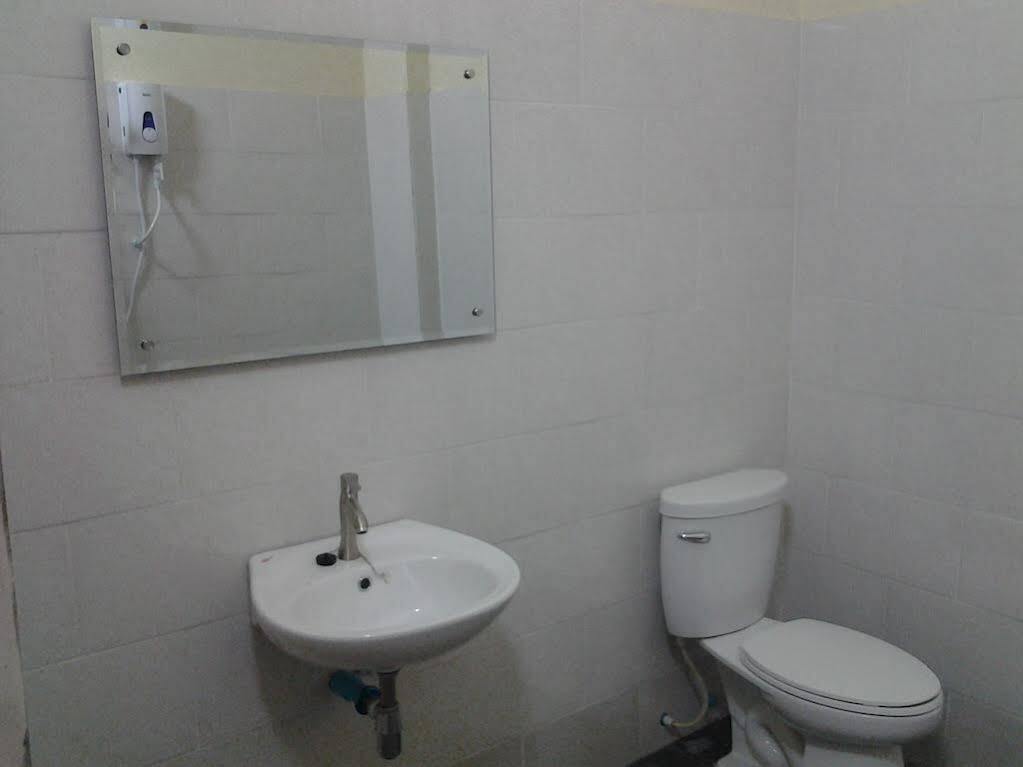 Riverside Backpackers Phnom Penh Exterior photo