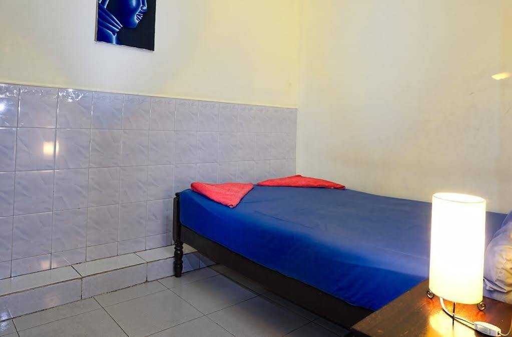 Riverside Backpackers Phnom Penh Exterior photo